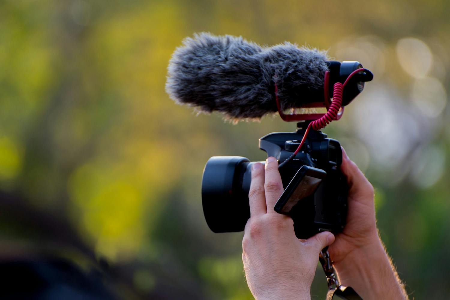 kameramedmikrofonholdesafhaender zXkE6KL19CFK7kA Kädet pitävät kameraa, jonka päällä on mikrofoni